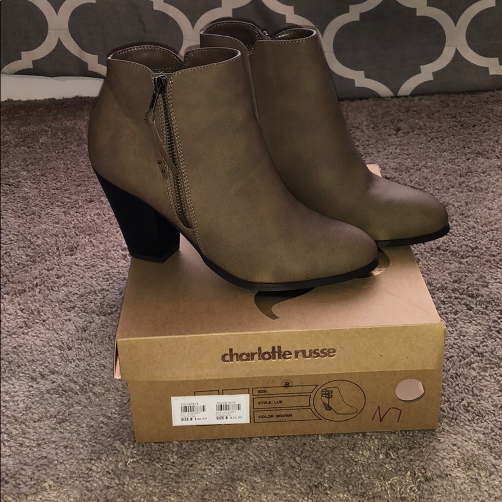 Women’s size 8 brown ankle booties.